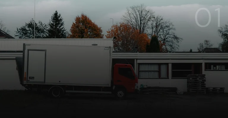 Interieur van een klaslokaal met witte kasten, houten speelgoed en een wereldbol, met de tekst Montage en demontage van meubels onderaan