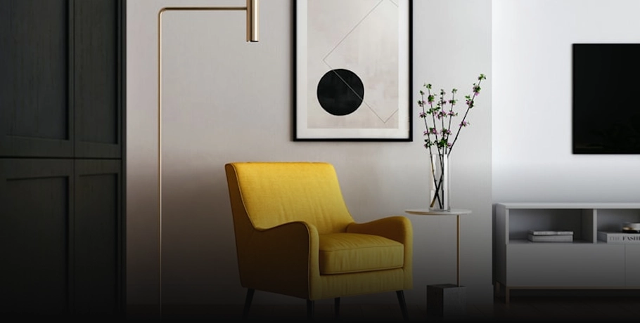 Modern interieur van een woonkamer met een gele fauteuil, een bijzettafel met bloemen, een abstract schilderij aan de muur en een design vloerlamp
